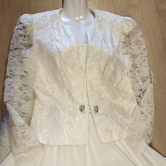 Patra 2 Piece Cream Lace Suit - Picture 2 of 15